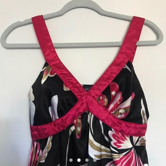 Beautiful red and black floral satin flowy tie in the back sexy fit - Picture 2 of 4